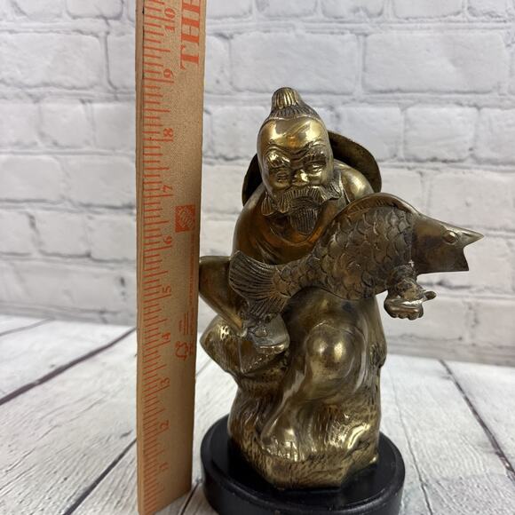 Vintage Brass Statue Chinese Man with Koi Fish 9" tall - 3 Lbs 13 oz - Picture 5 of 8